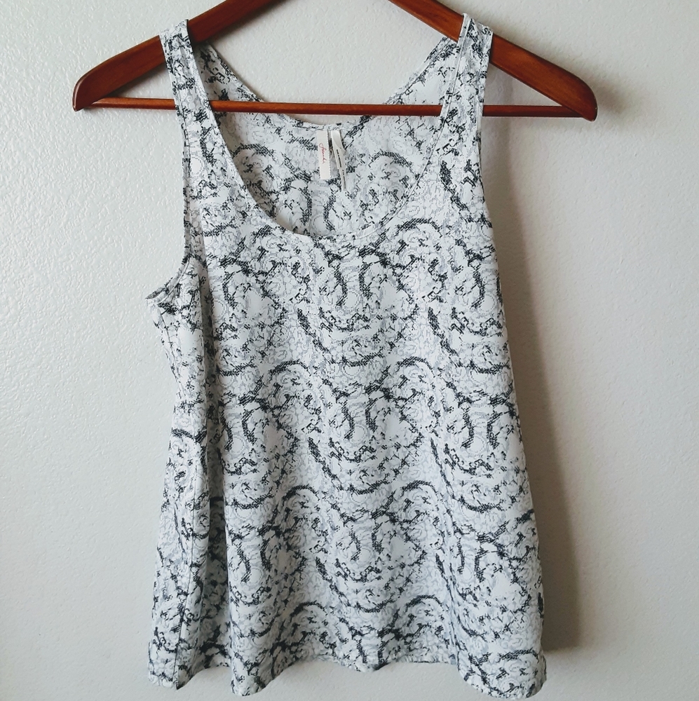 Pretty black/ white/grey printed tank top.